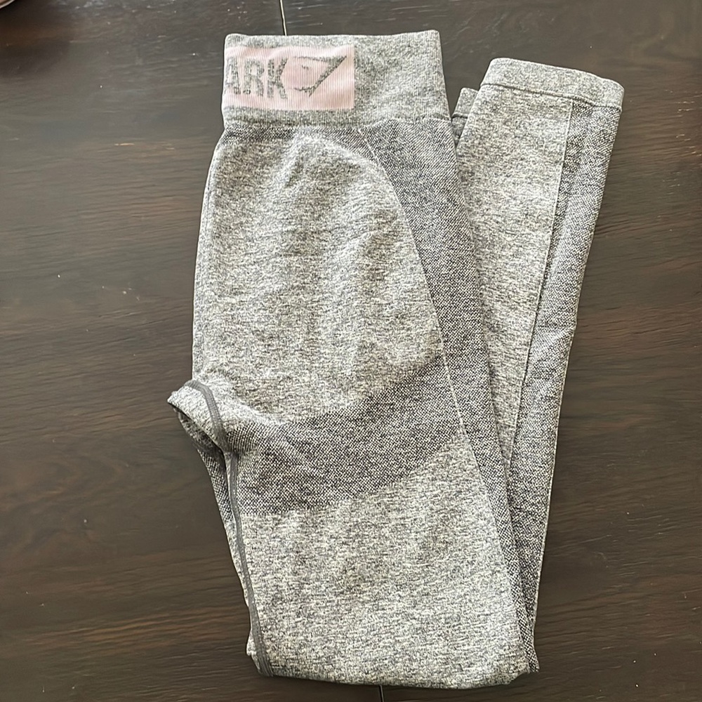Gym shark leggings